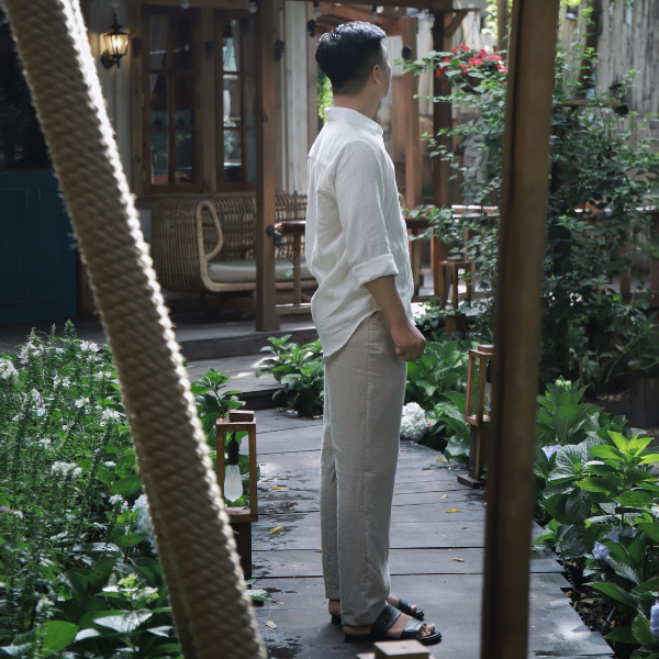 quần âu hoặc kaki